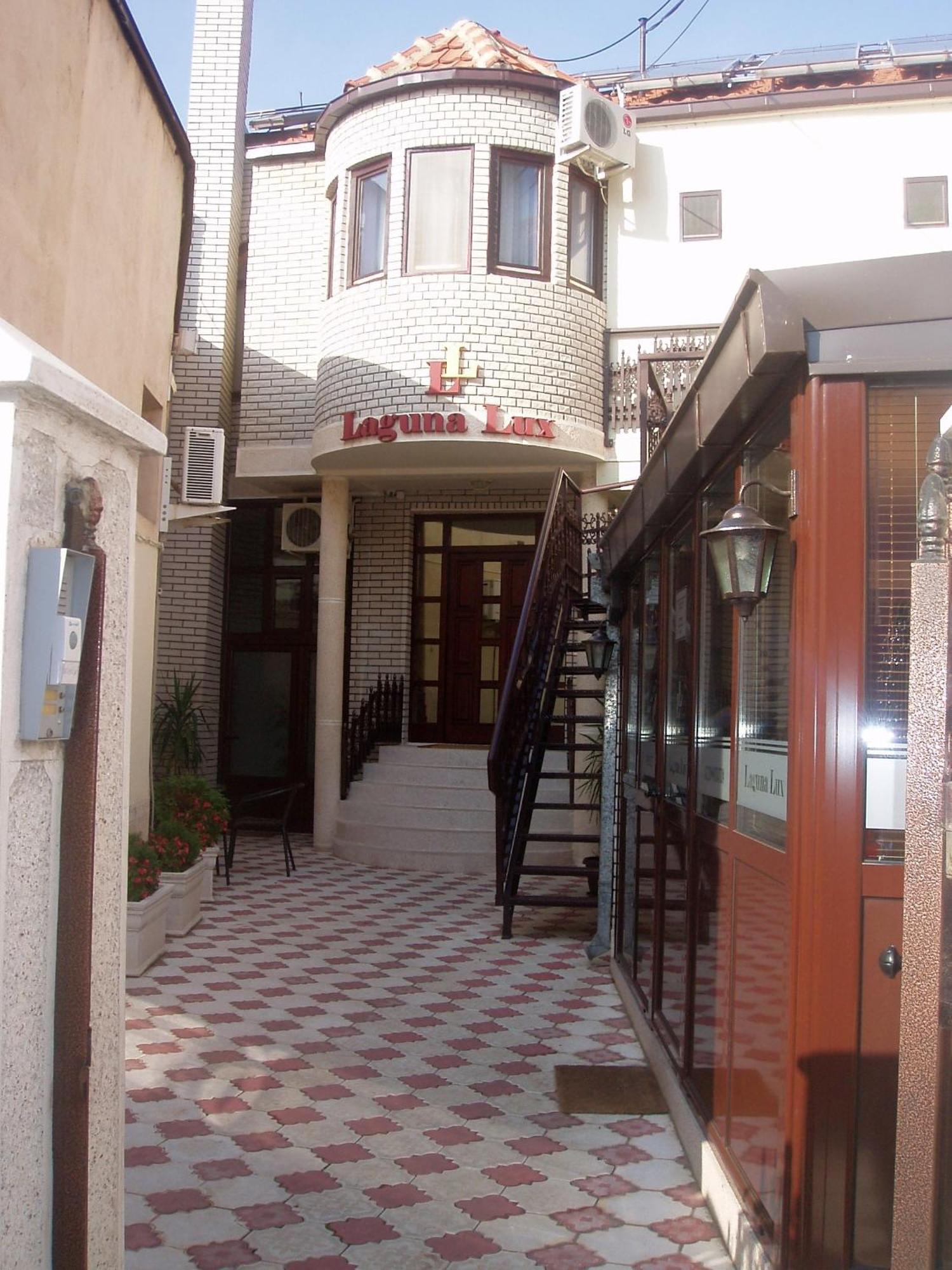Garni Hotel Laguna Lux Ni エクステリア 写真